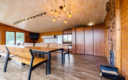 Банкетный зал с русской баней, купелью и панорамным видом на озеро, который может вместить до 25 человек.